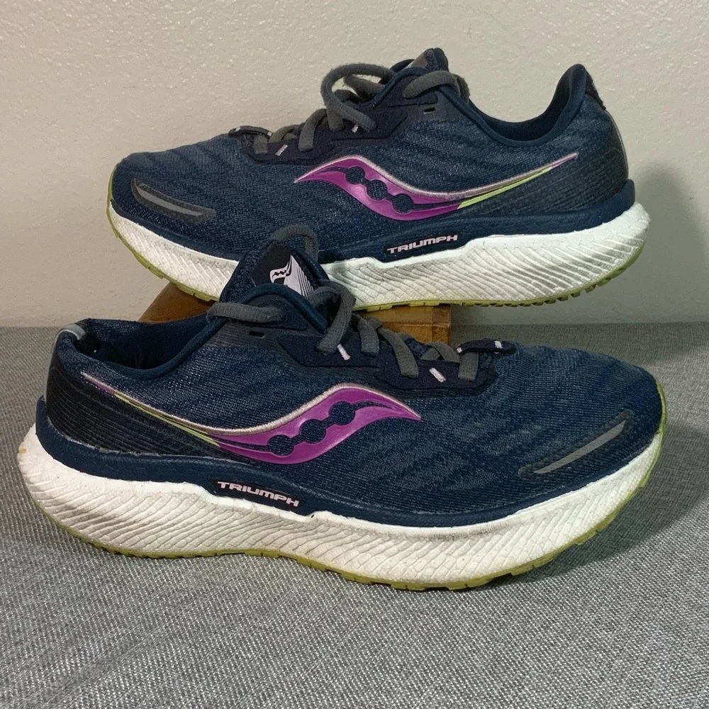 ✨ Saucony Triumph 19 ✨ Women's 6.5 Navy / Pink Max Cushion Running Shoes - Picture 1 of 10